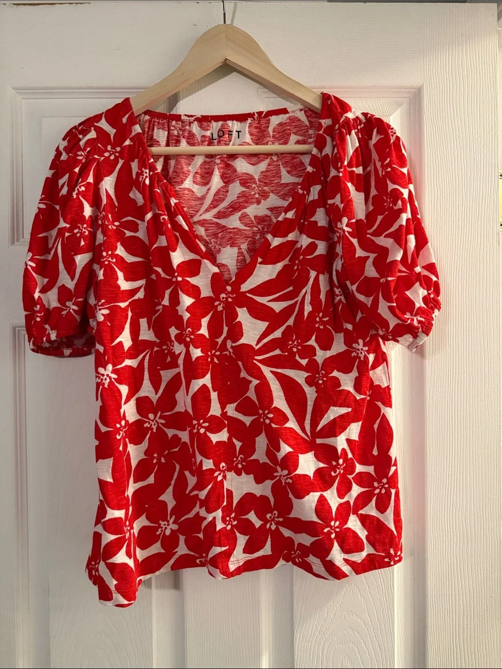 Size Small LOFT Red & White Floral V-Neck Puff Sleeve Top